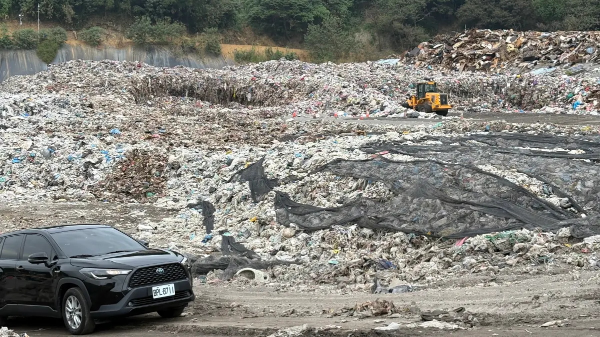 ▲中市議會警消環衛委員會成員驅車前往大里垃圾山勘查。（圖／記者顏幸如攝，2025.11.11）