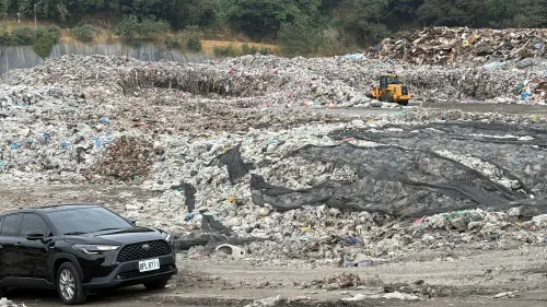 直擊大里垃圾山！憂豪雨後恐出現垃圾湖　中市議員颱風前實勘
