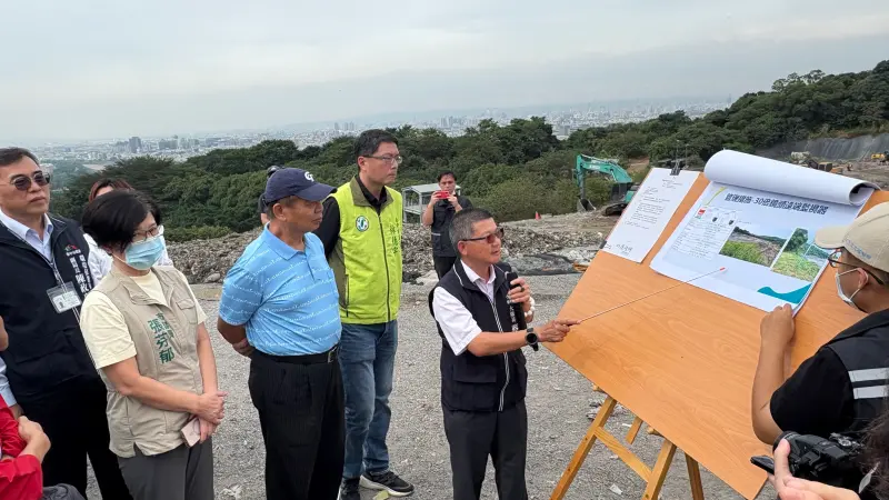    ▲環保局環設大隊長蔡德一在大里垃圾山進行簡報。（圖／記者顏幸如攝，2025.11.11）  