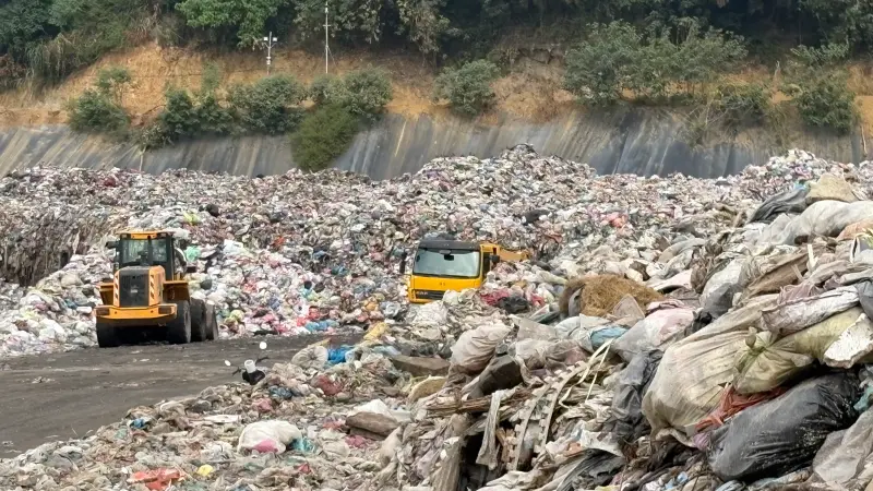    ▲由於后里焚化爐歲修，垃圾車將民生垃圾載到大里垃圾場暫置。（圖／記者顏幸如攝，2025.11.11）  