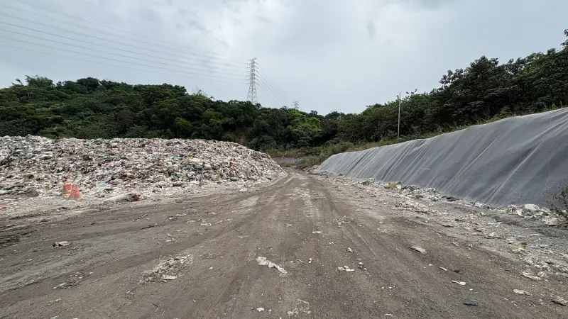    ▲垃圾場山壁旁新鋪防水布進行強化。（圖／記者顏幸如攝，2025.11.11）  