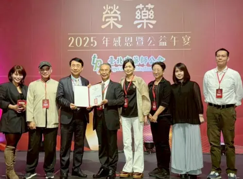 ▲臺北市藥師公會尹岱智理事長(左三)頒贈感謝狀予社團法人中華亞健康協會吳天誠執行長(右五)，葉倩如副執行長(左一)與簡淑慧副執行長(左五)。（圖／臺北市藥師公會提供）