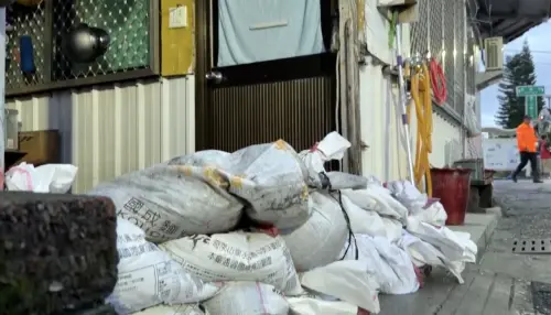 ▲鳳凰颱風直撲！便橋沖毀馬太鞍村急撤，居民提前堆好沙包。（圖／翻攝畫面）