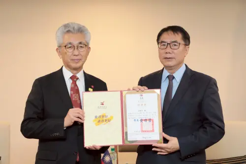 ▲ 黃偉哲於會中特別致贈感謝狀，表達誠摯謝意。（圖／南市府提供）