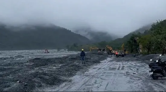 ▲花蓮明利村遭洪水淹沒是人禍？村長早示警：這裡是破口。（圖／翻攝畫面）