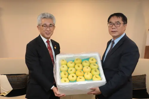 ▲ 櫻田宏贈弘前蘋果給黃偉哲。（圖／南市府提供）