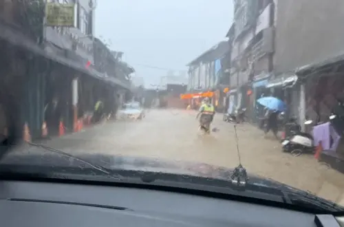 鳳凰帶來雨勢！瑞芳後站水淹半顆輪胎高　山壁坍方交通中斷
