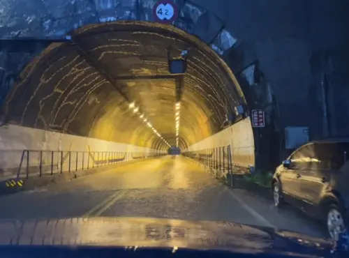 ▲在鳳凰颱風外圍環流影響之下，瑞芳瑞八公路隧道多處路段積水。（圖／翻攝畫面）