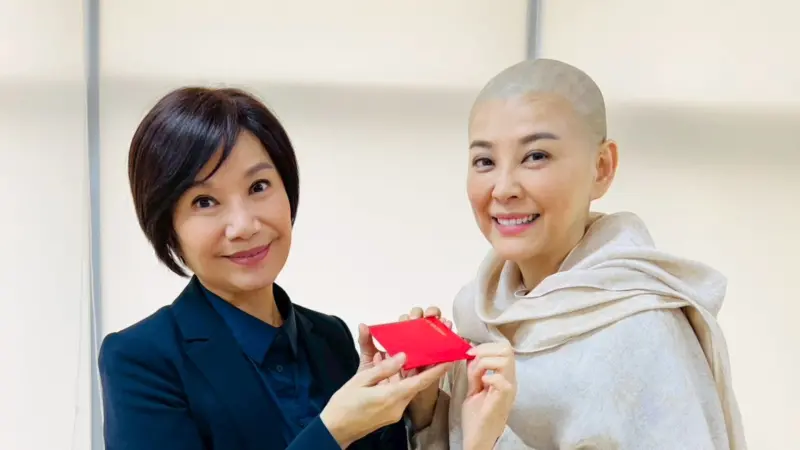 ▲方馨（右）為了拍攝新戲《鳩摩羅什‧千年一譯》變成光頭，她透露要剃髮前，還特別回家一趟探望媽媽，堅定表示：「這不是犧牲而是圓滿」。（圖／武童文化事業有限公司提供）