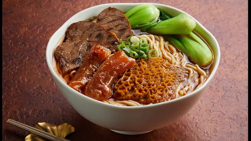 ▲主廚首次嘗試以牛腱、牛筋、牛肚慢火熬煮，港式口味融入濃郁醇厚的台式牛肉湯頭，搭配Q彈有勁的手工拉麵，成就人生首碗「至尊三寶牛肉麵」。（圖／圓山大飯店提供）