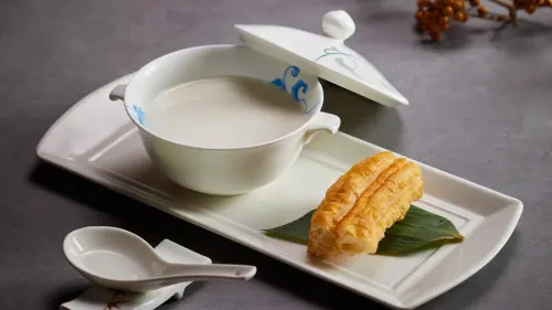 ▲油條杏仁茶以南、北杏仁細磨熬煮，融合花生的濃郁香氣，搭配外酥內軟的現炸油條，浸入杏仁茶中一同享用，是老台北味最經典的甜品之一。（圖／圓山大飯店提供）