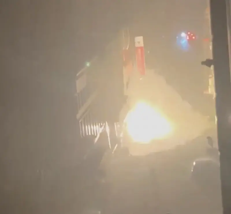 轟！蘇澳變電箱淹水爆炸　火花四射整排騎樓瞬間停電