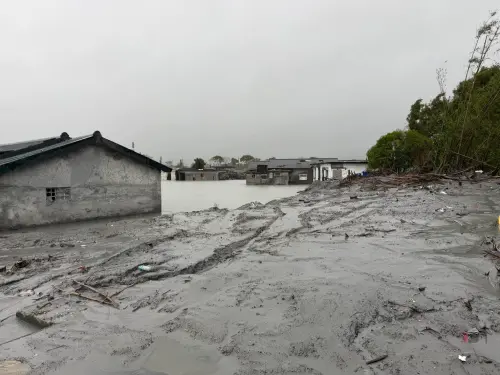 才剛清完...鳳凰颱風一來這「重災區」又淪陷！居民心力交瘁
