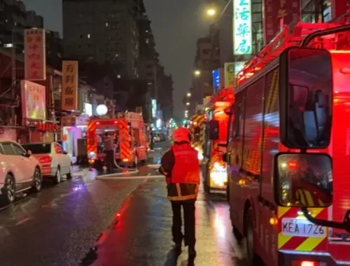 用蠟燭不慎釀禍！北市萬華4層樓老公寓火警　老婦少女嗆傷送醫
