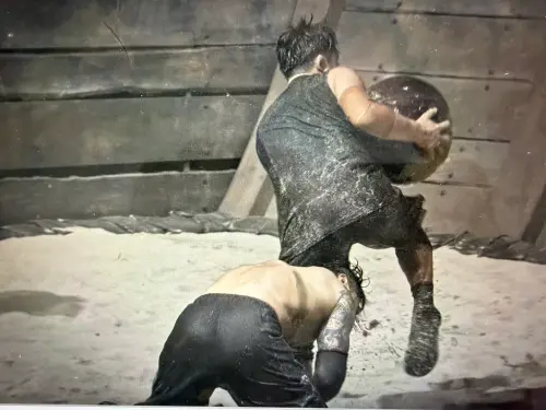 ▲格倫抱住橋本的腳，卻不慎被踢傷。（圖／翻攝自Netflix）