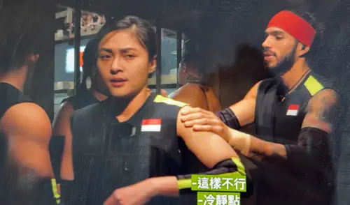 ▲飛娜氣到失控，隊友在一旁安慰。（圖／Netflix）