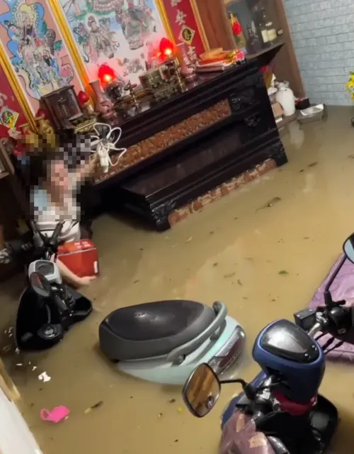 ▲有民眾拍下家中一樓的情況，因為怕大雨淹水，已經將機車牽進室內，沒想到大水還是淹入了家中。（圖／Threads@ni0518）