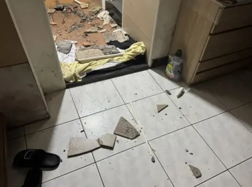 ▲受鳳凰颱風外圍環流與東北季風豪雨影響，基隆中山區西定路民宅後方山坡崩塌，10噸巨石砸穿屋頂，住戶洗澡驚險逃生。（圖／翻攝畫面）