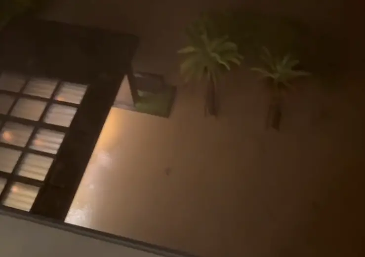 宜蘭蘇澳淹水眺望視角「汪洋一片」！飯店地下室水狂灌 遊客傻眼