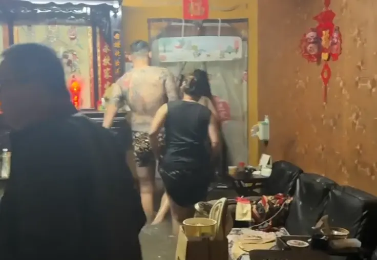 宜蘭豪雨大淹水阿嬤困一樓！泳圈熱血男團出動神救援 超暖畫面曝