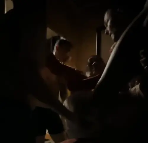 ▲泳圈男團合力將阿嬤抱上二樓避難。（圖／Threads＠0423mark_授權使用）