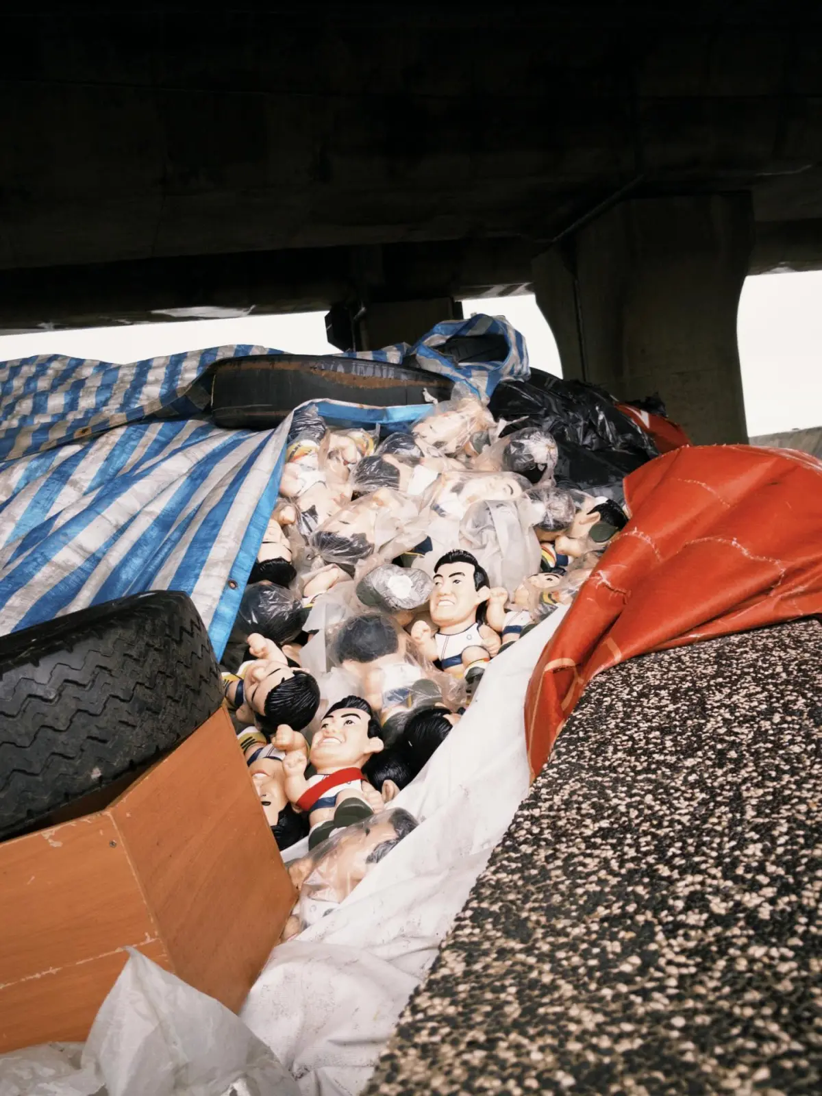 颱風吹出公仔山！總統就職絕版品堆滿橋下 民眾諷：英九們到處跑