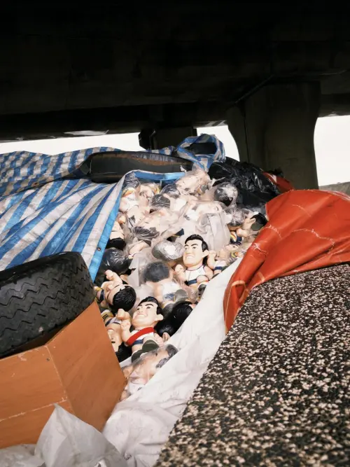 颱風吹出公仔山！總統就職絕版品堆滿橋下　民眾諷：英九們到處跑
