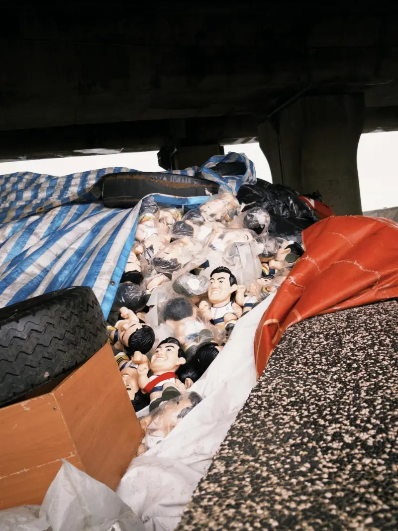 ▲颱風吹出公仔山！總統就職絕版品堆滿橋下，民眾諷：英九們到處跑。（圖／rlrl_owo＠thread授權使用）