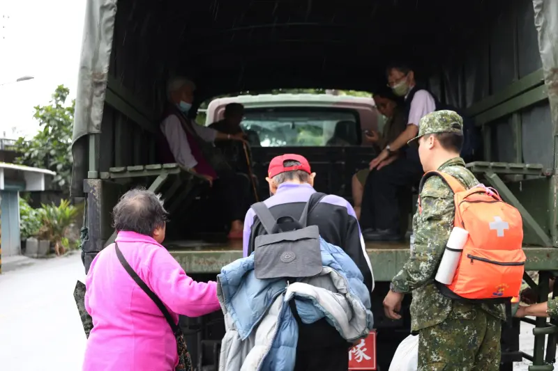    ▲陸軍司令部災害應變一級開設，各作戰區已派遣連絡官、情蒐官進駐縣市政府，以迅速投入災害搶救，協力民眾守護家園。（圖／國防部提供）  