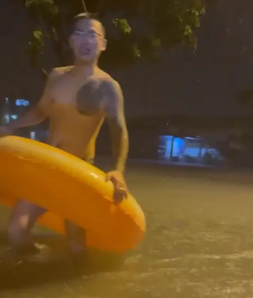 ▲有遊客在宜蘭遊玩出門買東西，回程淹水深度已經超過小腿，其他朋友立刻拿起游泳圈前往救援朋友。（圖／Threads＠0423mark_授權使用）