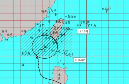 ▲鳳凰颱風持續進逼台灣，但強度也不斷減弱，今（12）日凌晨暴風圈已經接觸恆春半島陸地。（圖/中央氣象署cwa.gov.tw）