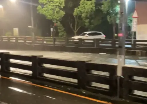 ▲宜蘭羅東倉前路地下道「淹好淹滿」，情況嚴重到完全看不到路面，水淹到讓整條道路瞬間變成泳池。（圖／Threads@1onemore_1授權提供）