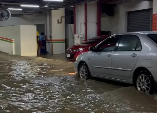 ▲煙波大飯店蘇澳四季館災情慘重，地下室停車場昨晚突然淹水，不僅水深超過人的腳踝，外頭還有水持續灌入室內，許多車進退兩難只能泡水。（圖／Threads@wendyyypig_授權提供）