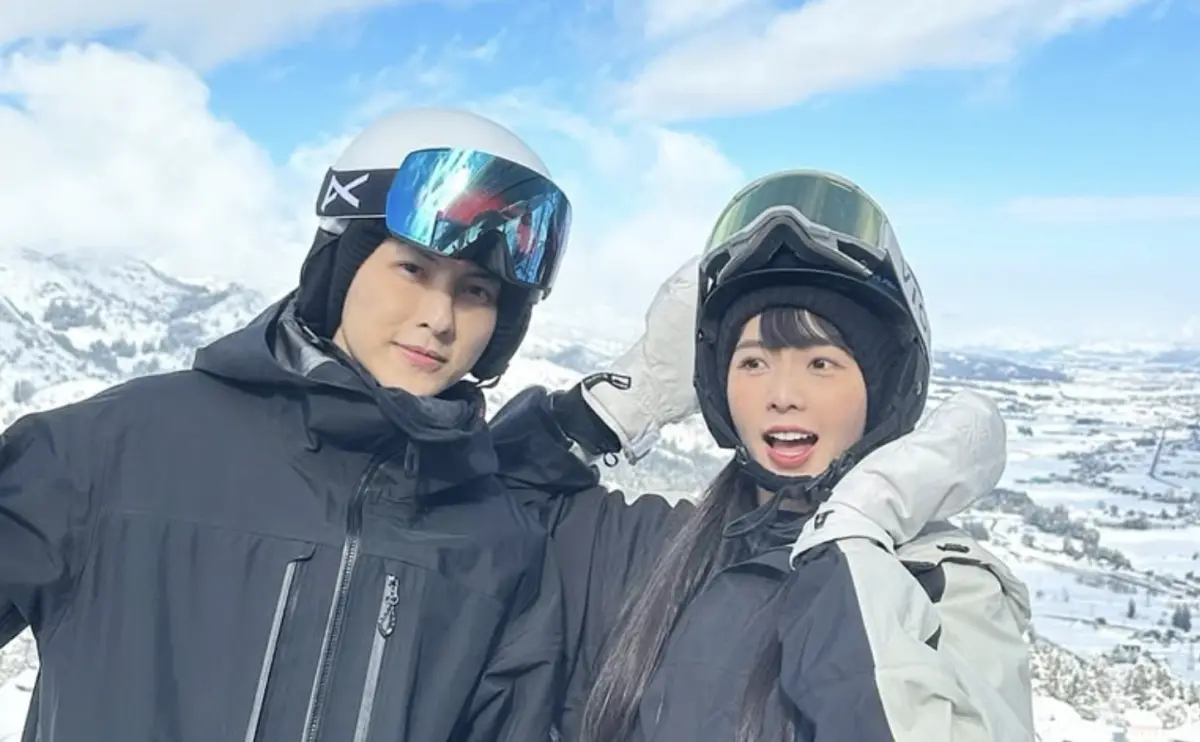 ▲簡廷芮（右）捲入王子（左）和粿粿的婚外情，3度發表聲明喊冤，和老公賴冠儒私下互動也曝光。（圖／翻攝自IG@dewichien/）