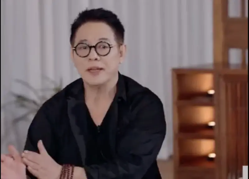 ▲李連杰（如圖）近來呈現回春樣貌，引發外界陰謀論，稱他是移植「最帥武僧」秋風的心臟，而他好友「向太」陳嵐為他解釋是因為他現在會染黑頭髮、修整髮型，整個人看來更有精神。（圖／摘自阿荒不慌张微博）