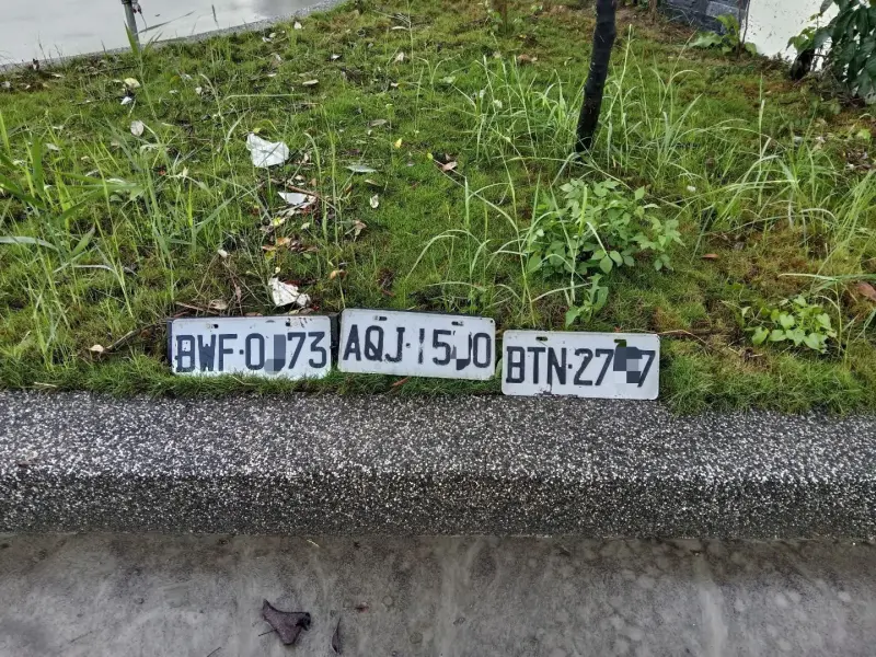 宜蘭暴雨沖出「車牌大軍」！居民撿牌撿到手軟　急PO認領文找失主