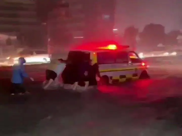 蘇澳淹水馬路變小河！救護車「慘卡路中央拋錨」6民眾救援畫面曝