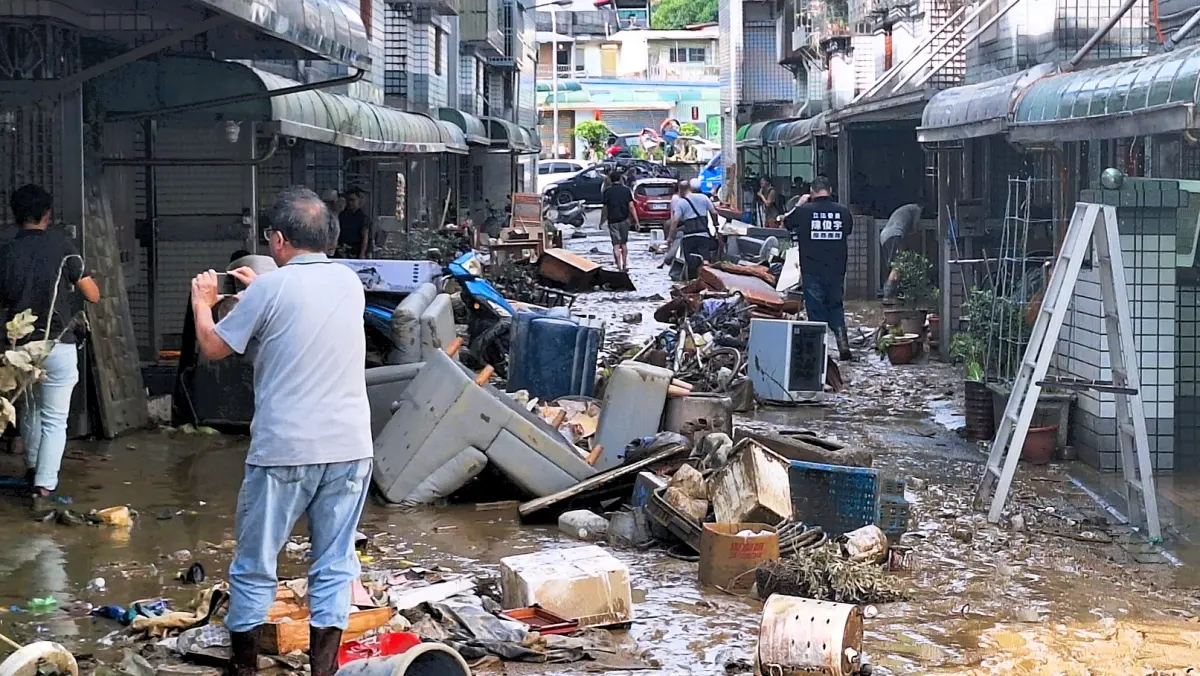 ▲宜蘭蘇澳經過一夜淹水，街道上滿目瘡痍，到處是泥濘和泡水家具。（圖／蘇澳鎮公所）