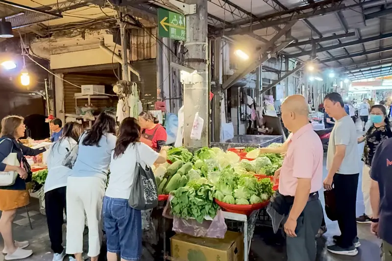 ▲近年全台公有市場頻傳倒閉，菜販老闆認為，「鄉村人口流失、都會土地開發、行政管理失能」是主要的3大肇因。（圖／記者葉盛耀攝）