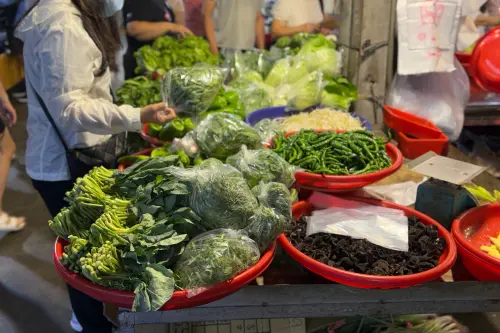 ▲今天高雄傳統市場的菜價，幾乎全部持平。（圖／記者葉盛耀攝）