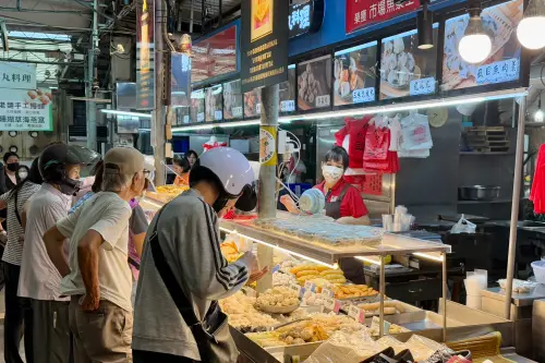 ▲國民市場的知名魚丸攤，生意也相當好。（圖／記者葉盛耀攝）