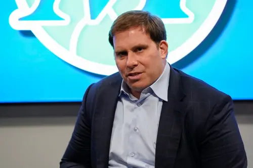 ▲達拉斯獨行俠球隊老闆杜蒙（Patrick Dumont）在交易總管哈里森後，透過親筆公開信向球迷致歉並說明決定原因。（圖／美聯社／達志影像）