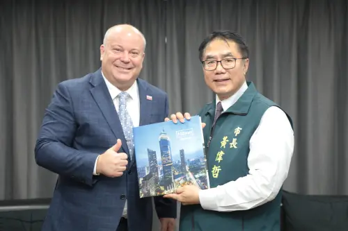 ▲ Signia by Hilton Tainan總經理Chris Roberts（左）台南市長黃偉哲會面時表示，未來營運將融入在地特色，打造兼具國際品質與城市溫度的住宿體驗。（圖 / 台南市政府）