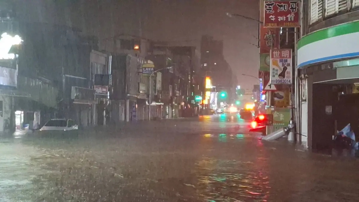颱風豪雨淹水！車子泡水怎辦？專家：「淹超過排氣管」千萬別發動