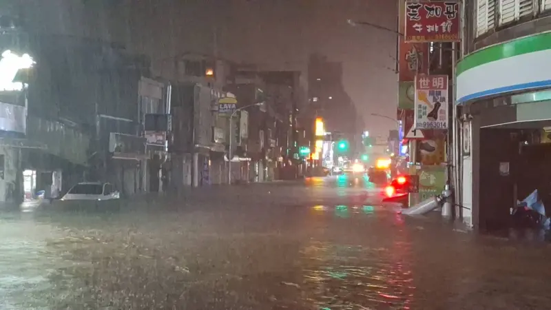 颱風豪雨淹水！車子泡水怎辦？專家：「淹超過排氣管」千萬別發動