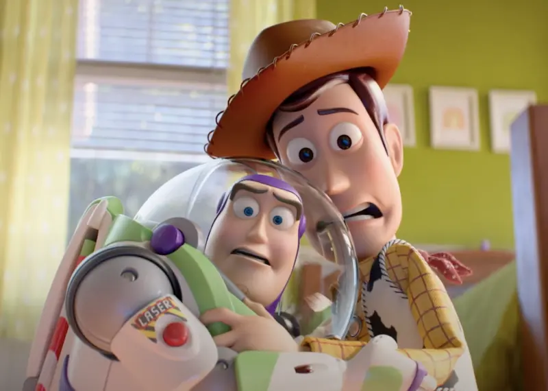 ▲皮克斯《玩具總動員5》明年暑假將上映，首支前導預告中揭露高科技3C玩具帶來強大威脅，舊時代的玩具胡迪（右）與巴斯光年（左）又面臨失寵危機，嚇得皮皮挫。（圖／摘自迪士尼影業 YT）