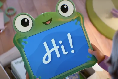 ▲《玩具總動員5》中的高科技3C玩具「莉莉板」，是全新的搶眼角色。（圖／摘自迪士尼影業 YT）