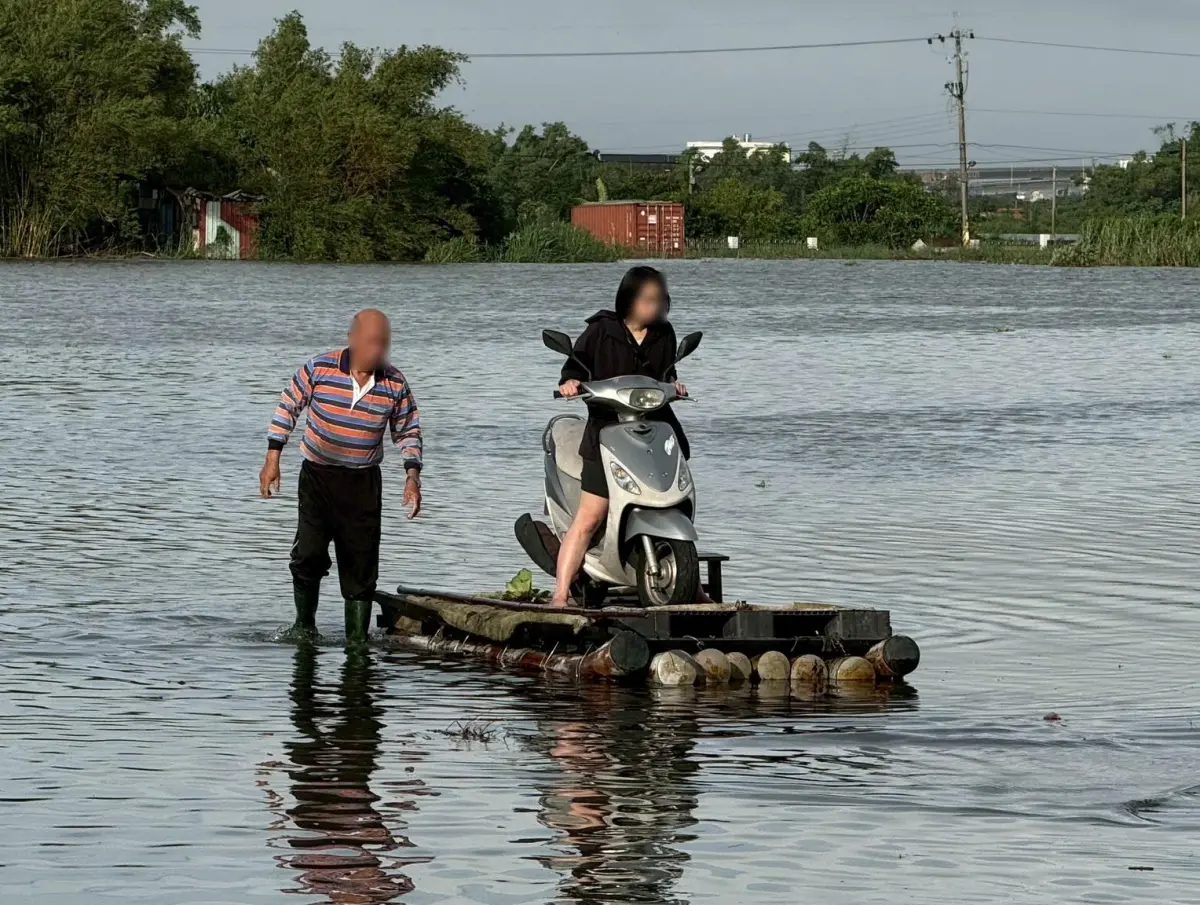 ▲受到鳳凰颱風外圍環流影響，宜蘭五結出現淹水狀況，有位護理師為了趕上班救人，家人緊急使用竹筏幫助載運機車，畫面曝光引發熱議。（圖／宜蘭五結鄉民代表張亮軒臉書）
