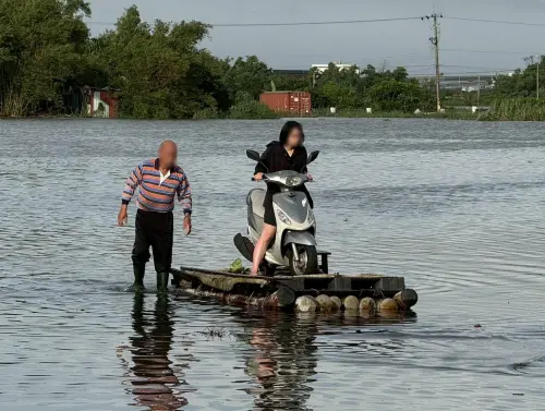 宜蘭五結淹水變汪洋！護理師「竹筏載機車」趕救人　驚險畫面曝光
