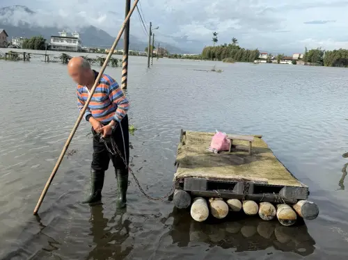 ▲宜蘭一位大哥因女兒趕著上班，緊急使用竹筏幫助載運機車，外出回家時還順便帶回糧食，分送給受困的居民們充飢。（圖／宜蘭五結鄉民代表張亮軒臉書）
